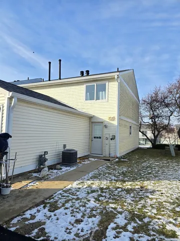 $199,900 | 319 Meadow Green Lane, Round Lake Beach, IL 60073