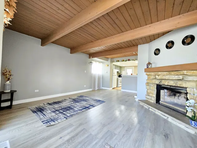 $199,900 | 319 Meadow Green Lane, Round Lake Beach, IL 60073