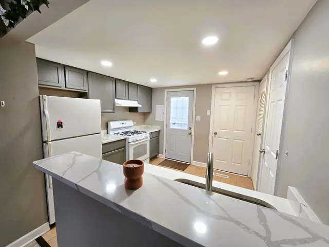 $199,900 | 319 Meadow Green Lane, Round Lake Beach, IL 60073