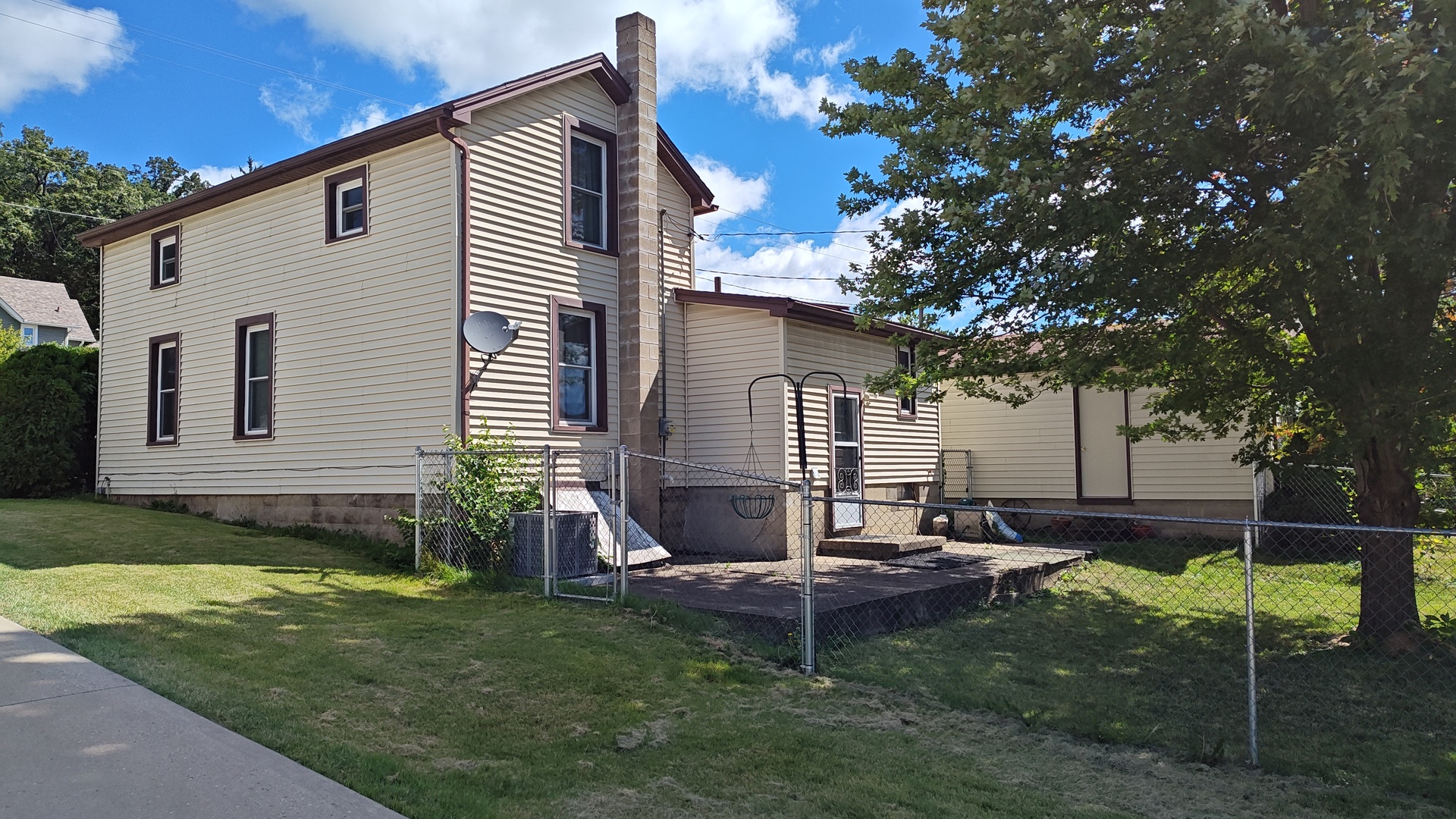 414 West Bluff Street Marseilles, IL 61341 - Photo 20 of 27 a backyard of a house with table and chairs