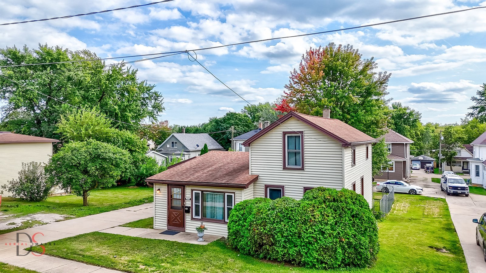 414 West Bluff Street Marseilles, IL 61341 - Photo 2 of 27 a front view of a house with garden