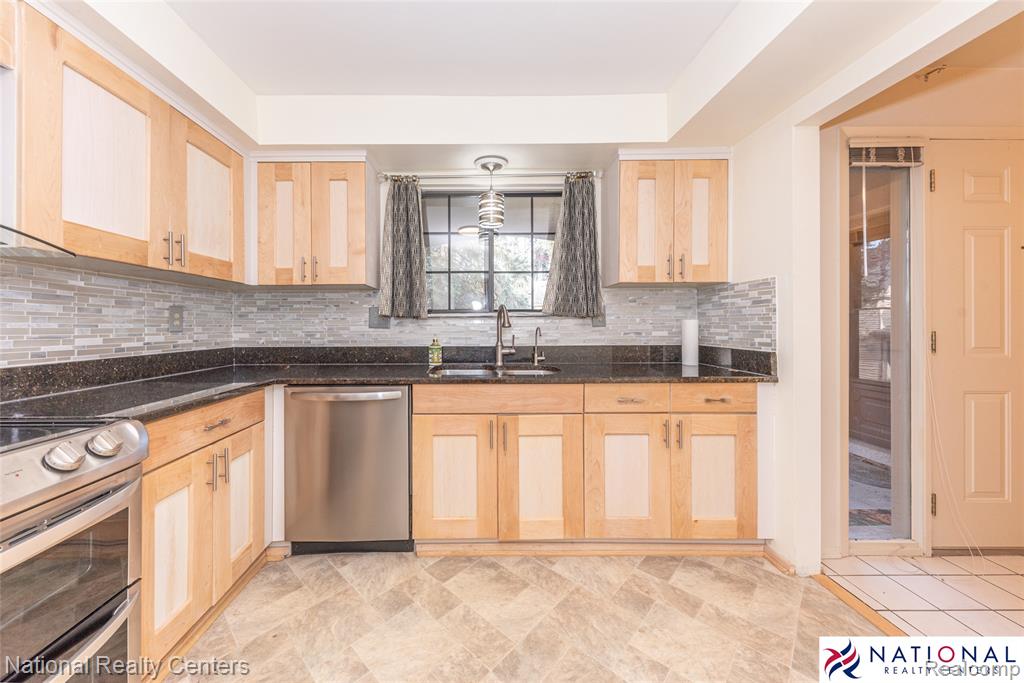 29705 Pine Ridge Circle, Unit 35 Farmington Hills, MI 48331 - Photo 3 of 29