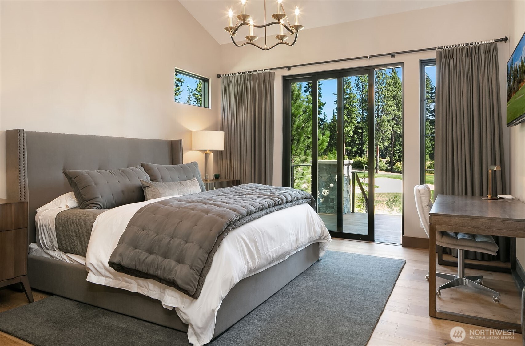 47 Frst Rdg Drive Cle Elum, WA 98922 - Photo 25 of 40 a spacious bedroom with a bed and a large window