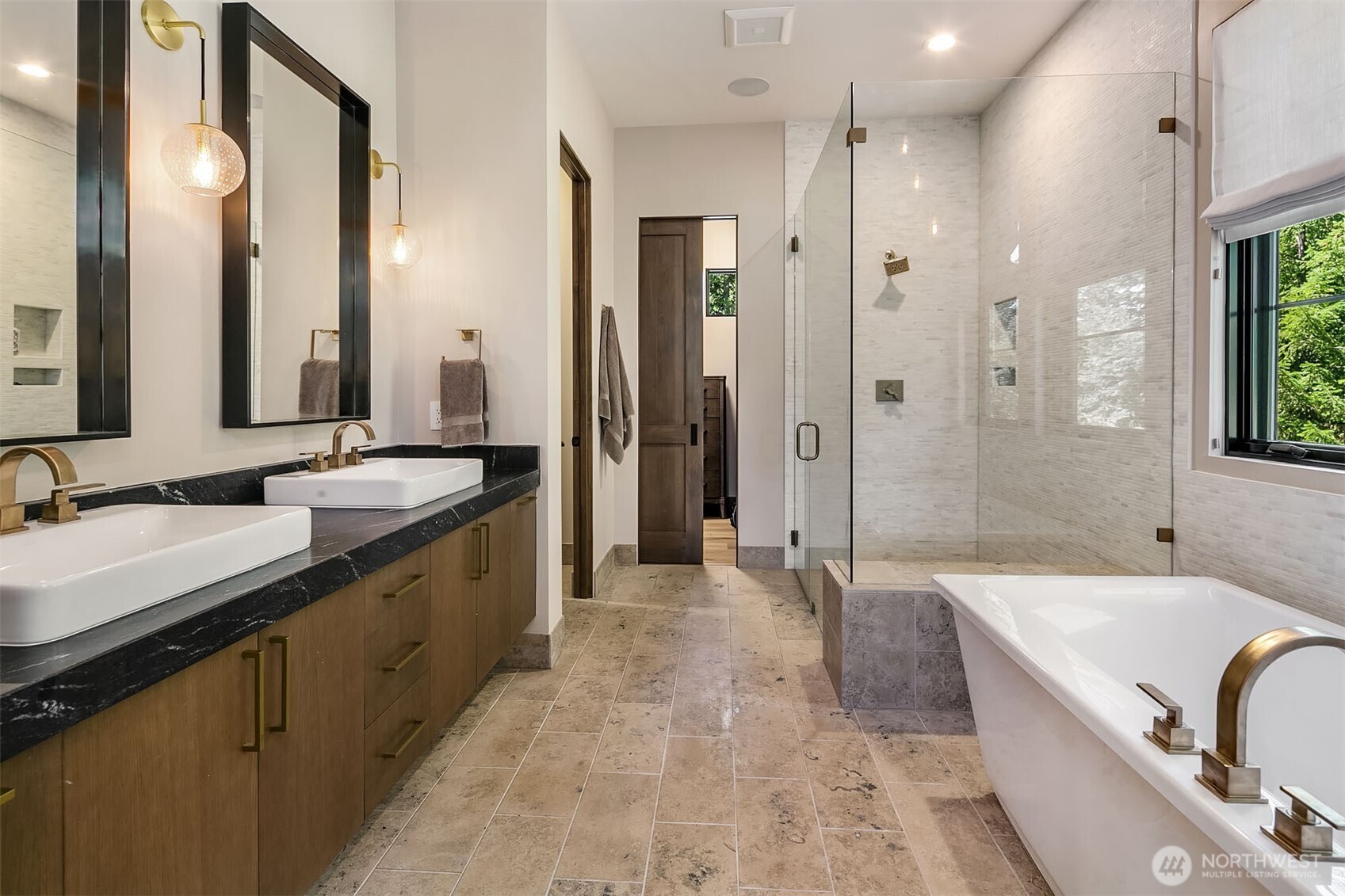 47 Frst Rdg Drive Cle Elum, WA 98922 - Photo 27 of 40 a spacious bathroom with a bathtub shower sink and mirror