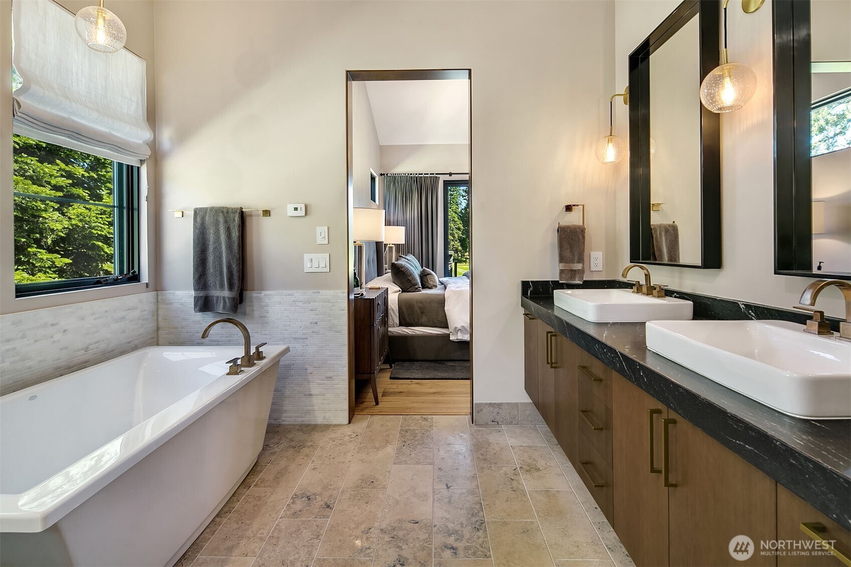 47 Frst Rdg Drive Cle Elum, WA 98922 - Photo 28 of 40 a large spacious bathroom with a tub double sink and mirror