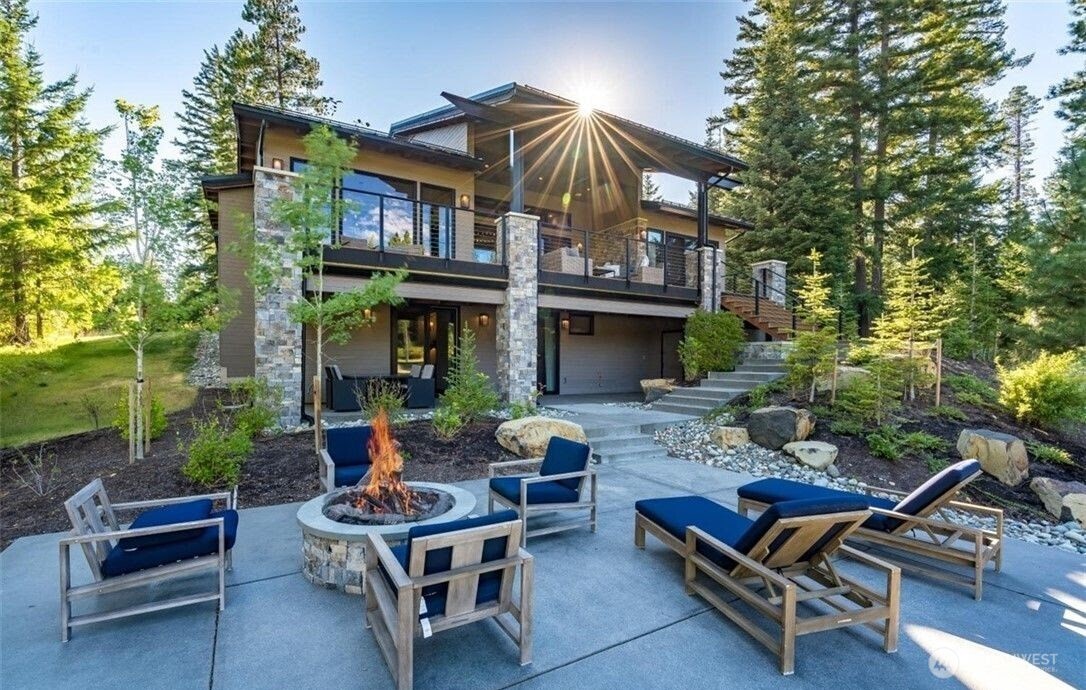 47 Frst Rdg Drive Cle Elum, WA 98922 - Photo 30 of 40 a backyard of a house with table and chairs