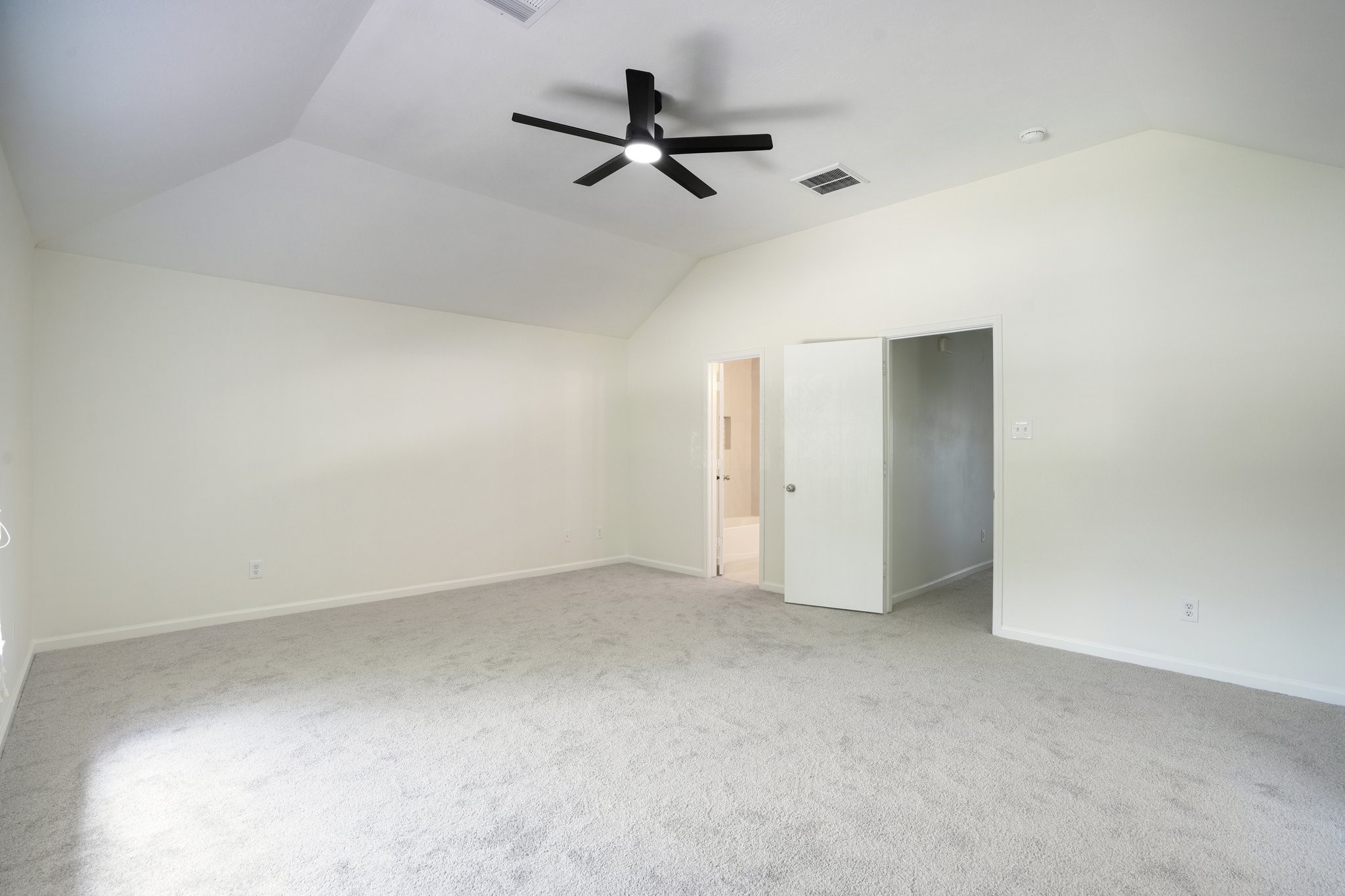 4419 Crossvine Avenue Baytown, TX 77521 - Photo 17 of 38 View of the large primary bedroom with high ceilings!