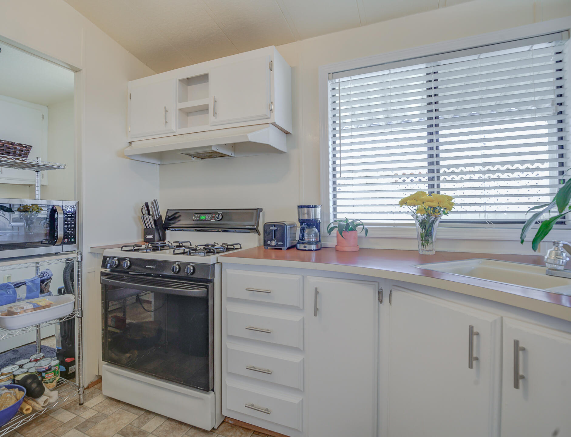 2873 Arcade Redding Ca, Unit STARLITE Redding, CA 96002 - Photo 17 of 32 a kitchen with a stove and white cabinets