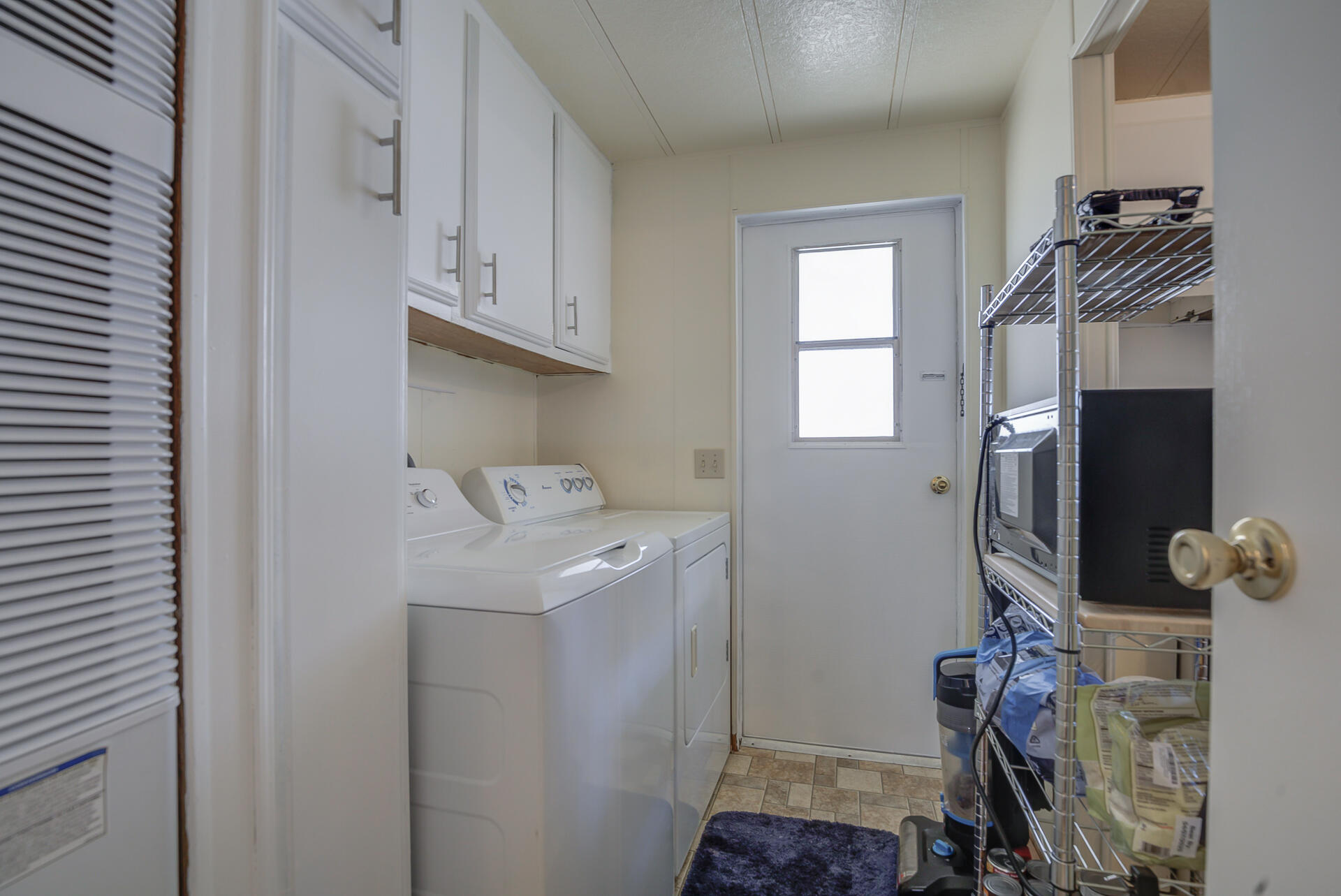 2873 Arcade Redding Ca, Unit STARLITE Redding, CA 96002 - Photo 19 of 32 a utility room with cabinets washer and dryer