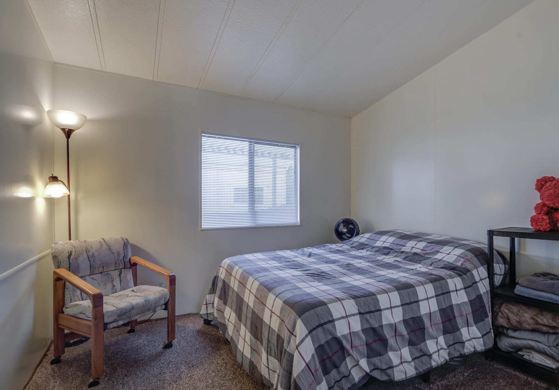 2873 Arcade Redding Ca, Unit STARLITE Redding, CA 96002 - Photo 20 of 32 a bedroom with a bed and a lamp