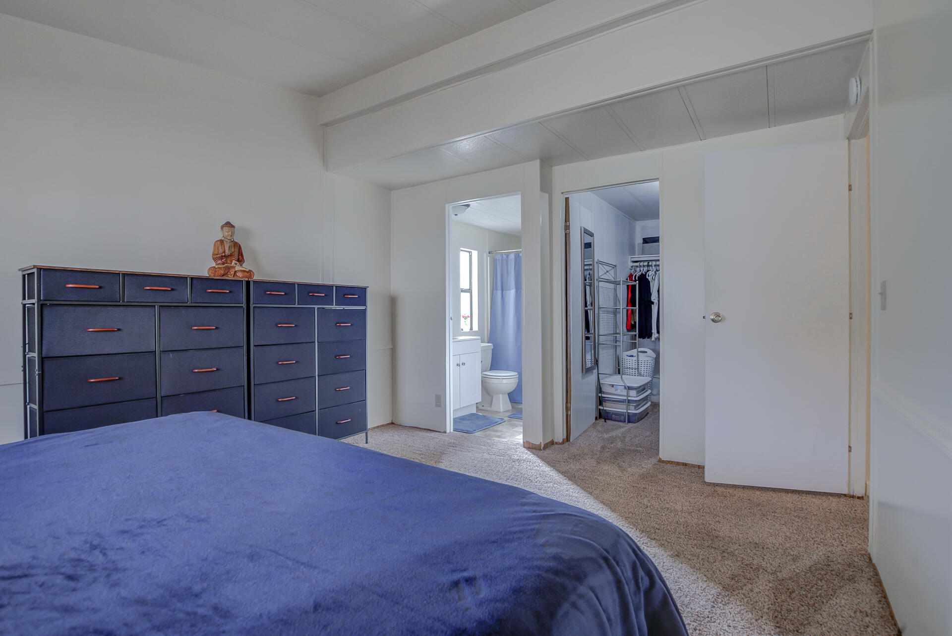 2873 Arcade Redding Ca, Unit STARLITE Redding, CA 96002 - Photo 24 of 32 a bed room with a bed and a mirror