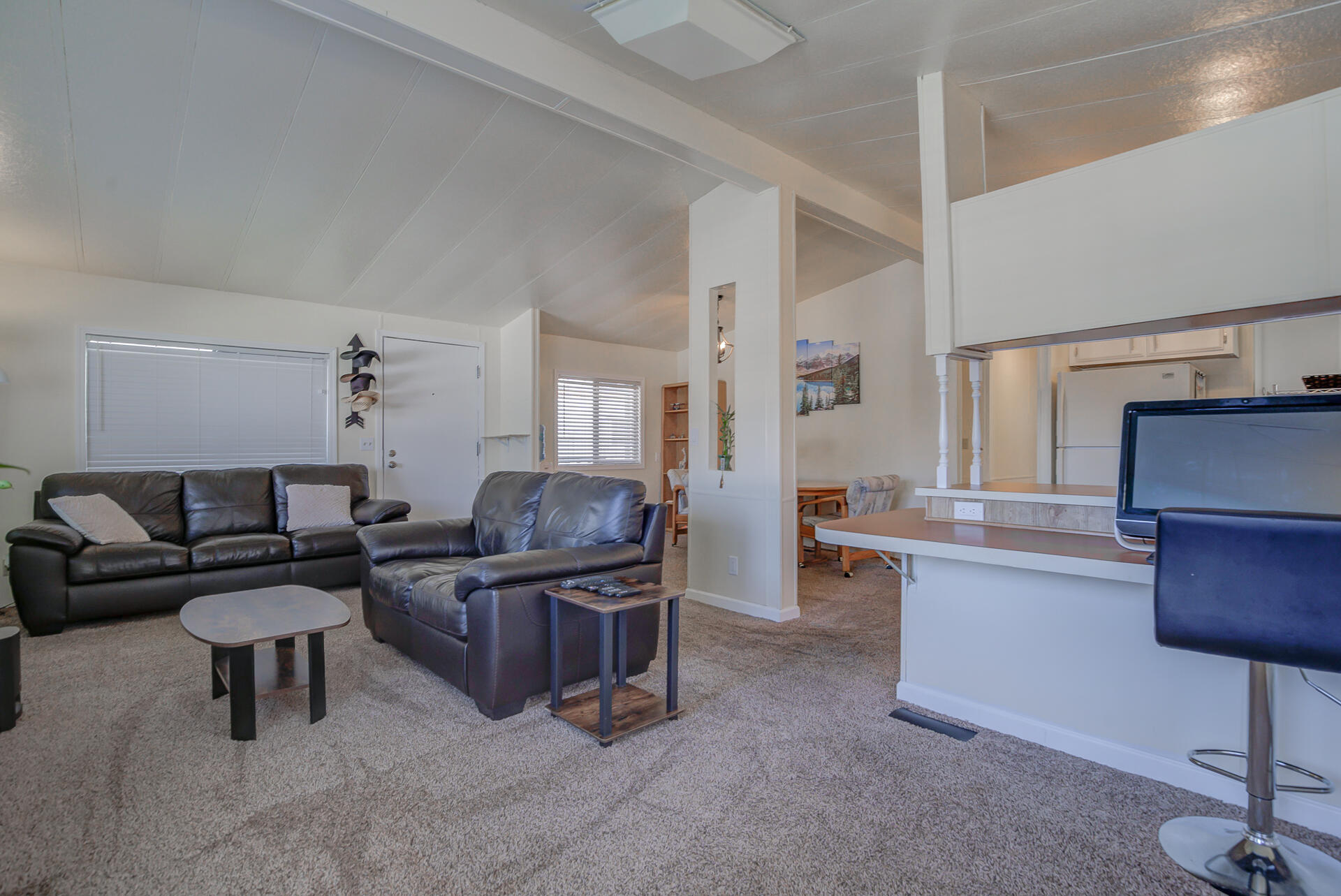 2873 Arcade Redding Ca, Unit STARLITE Redding, CA 96002 - Photo 7 of 32 a workspace with furniture