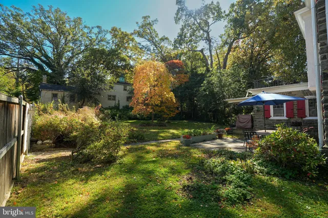 a view of street with small yard