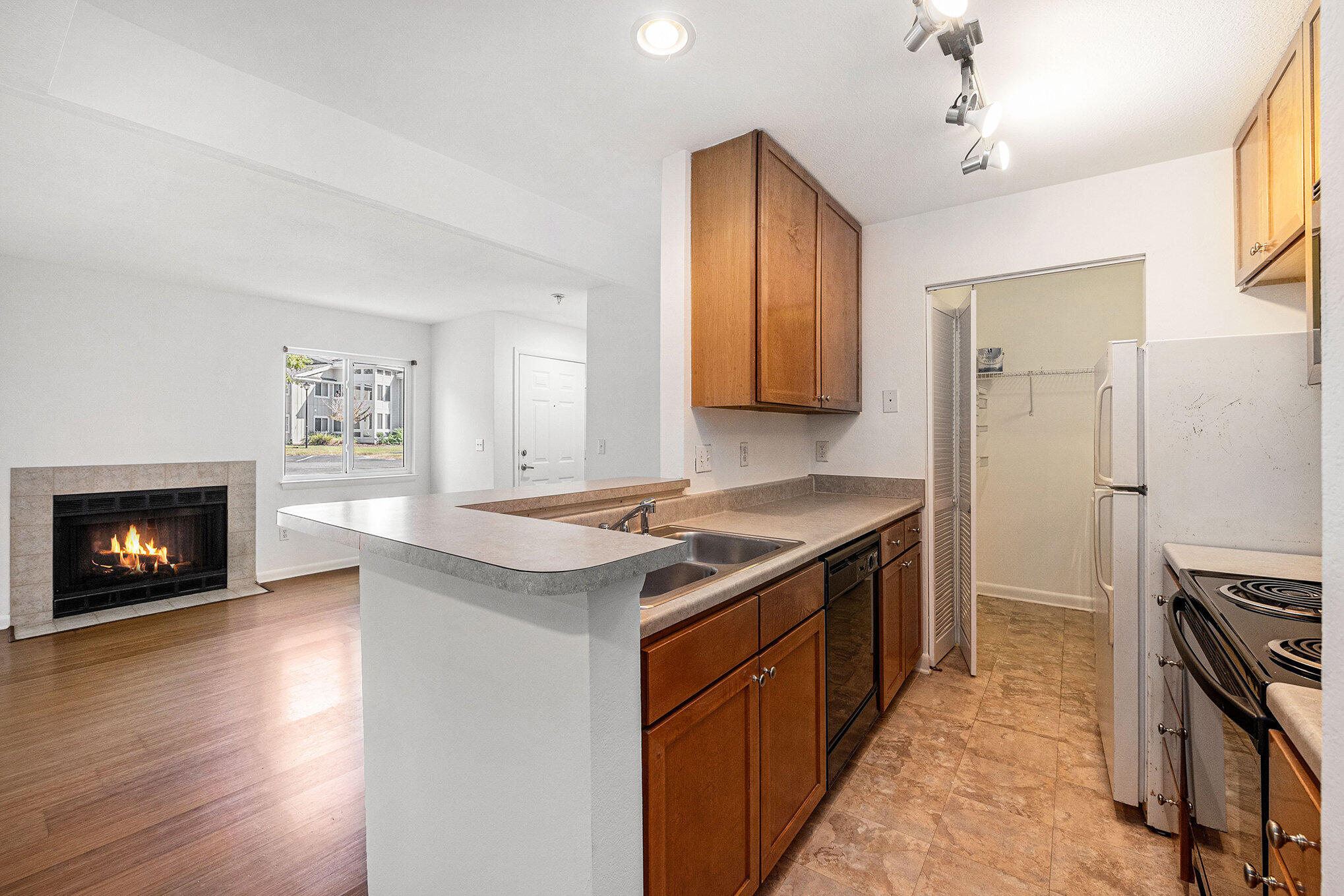 272 Alexandra Drive, Unit 2 Mount Pleasant, SC 29464 - Photo 7 of 27 Kitchen