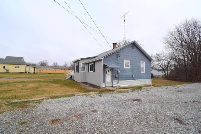 a view of a house with backyard