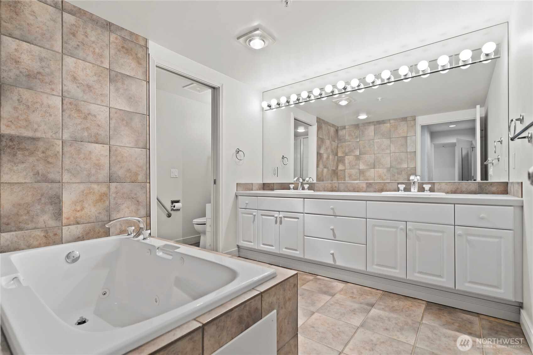 601 West Mercer Place, Unit 401 Seattle, WA 98119 - Photo 16 of 25