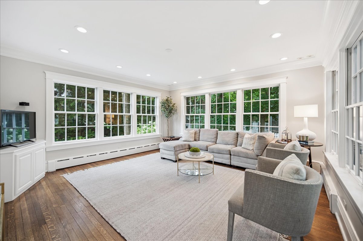 755 Lincoln Avenue Winnetka, IL 60093 - Photo 23 of 52 a living room with furniture and windows