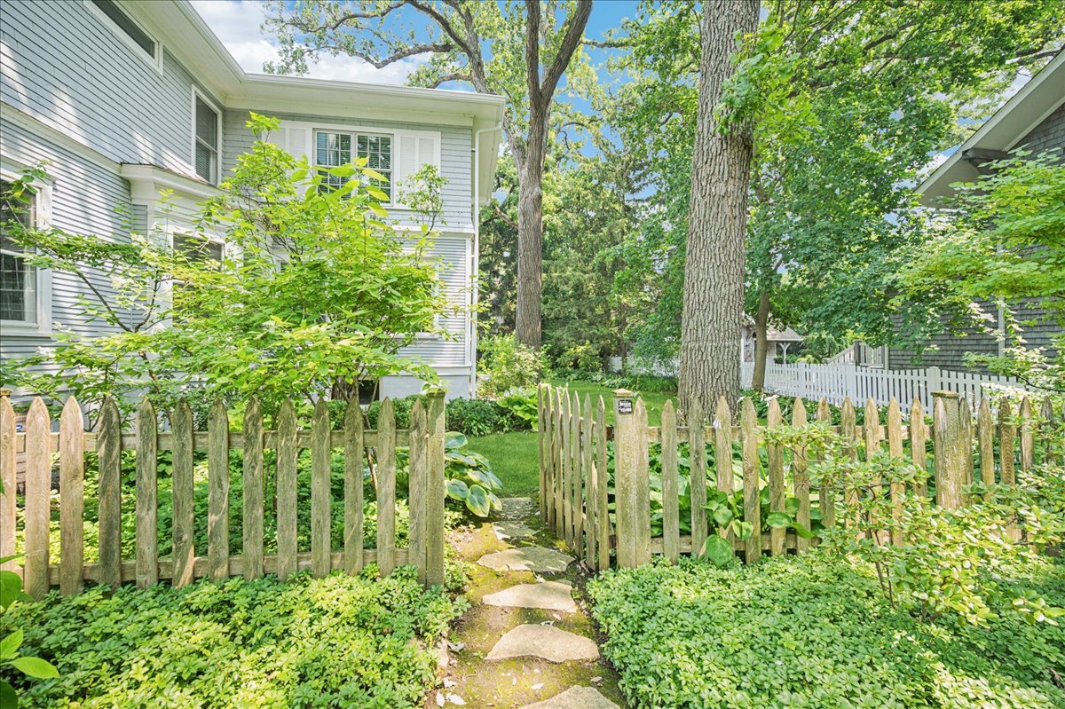 755 Lincoln Avenue Winnetka, IL 60093 - Photo 46 of 52 a view of a garden with plants
