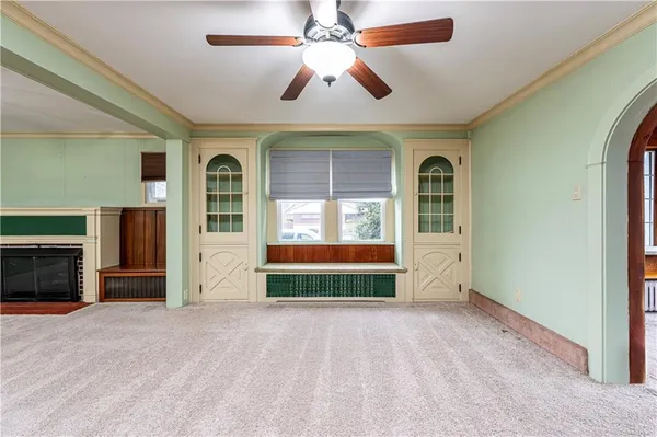 en empty room with window and ceiling fan