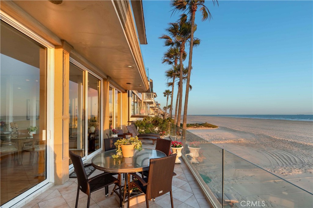 67 Surfside Avenue Surfside, CA 92649 - Photo 35 of 61 Dining al fresco