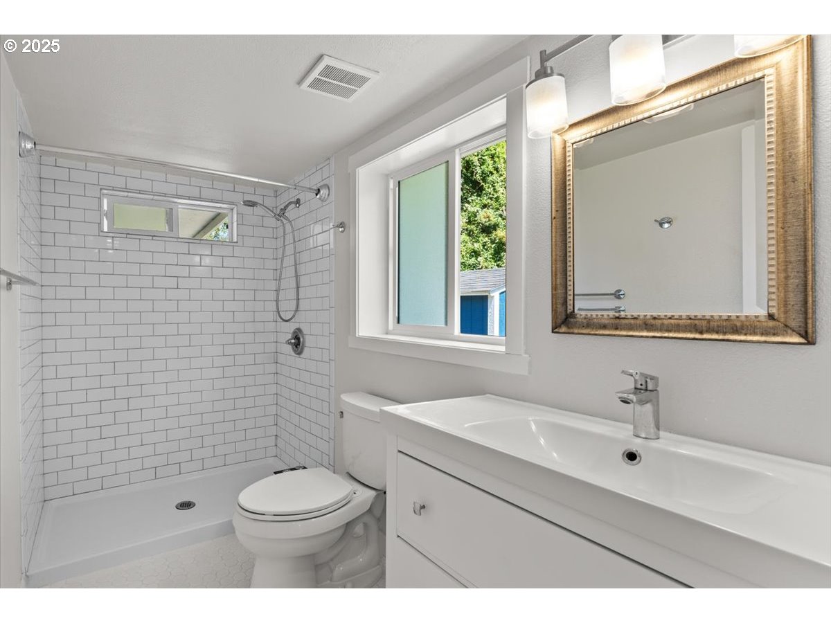 1527 Southeast 7th Avenue Camas, WA 98607 - Photo 18 of 40 Bathroom