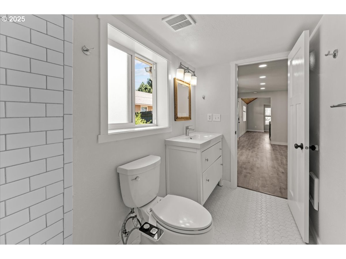 1527 Southeast 7th Avenue Camas, WA 98607 - Photo 19 of 40 Bathroom