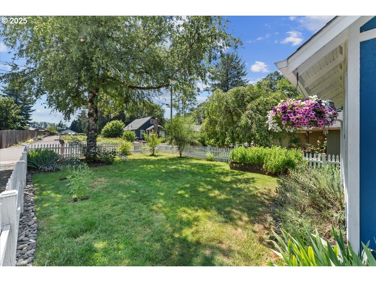1527 Southeast 7th Avenue Camas, WA 98607 - Photo 2 of 40 Front Yard