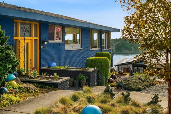 a view of a house with backyard porch and furniture