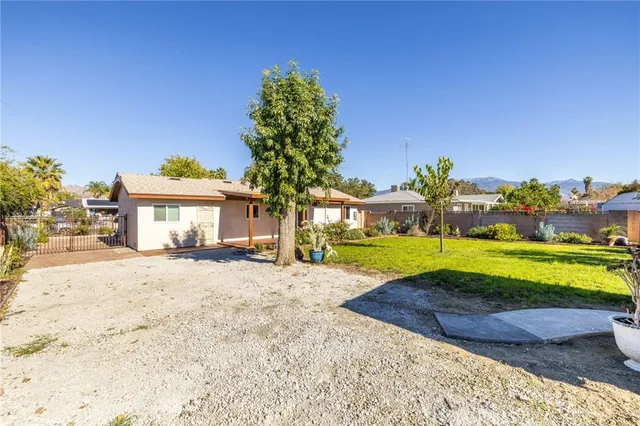a view of backyard with a garden
