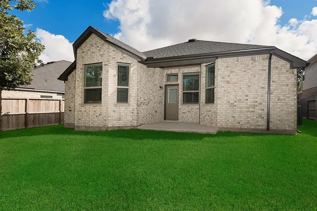a view of a house with backyard and garden