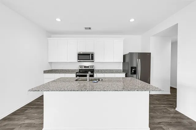 $2,250 | 2025 Woodlark Way, Sealy, TX 77474