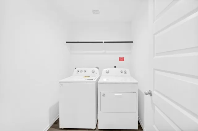 $2,250 | 2025 Woodlark Way, Sealy, TX 77474