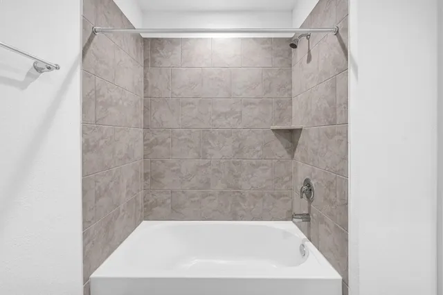 $2,250 | 2025 Woodlark Way, Sealy, TX 77474