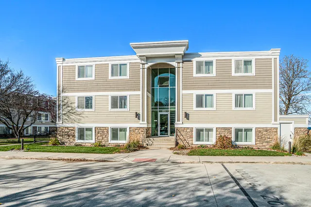 $440,000 | 225 North Shore Drive, Unit 7, South Haven, MI 49090