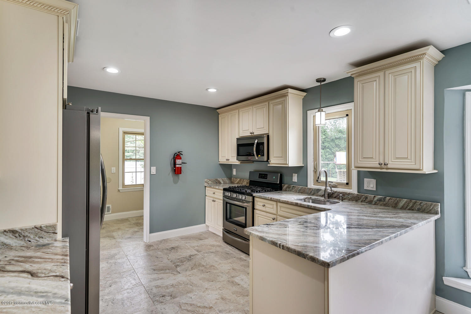 17 Weathervane Way Marlboro, NJ 07746 - Photo 7 of 42 Full stainless Steel appliances