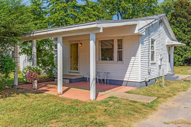 a view of backyard with a garden and plants