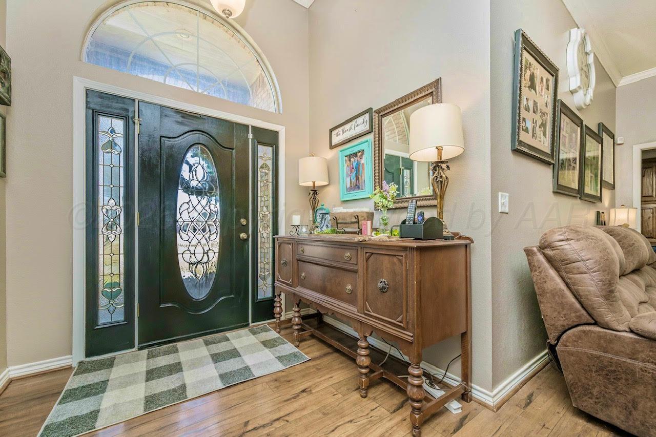 200 Hunters Trail Amarillo, TX 79124 - Photo 2 of 23 a room with painting and a table mirror