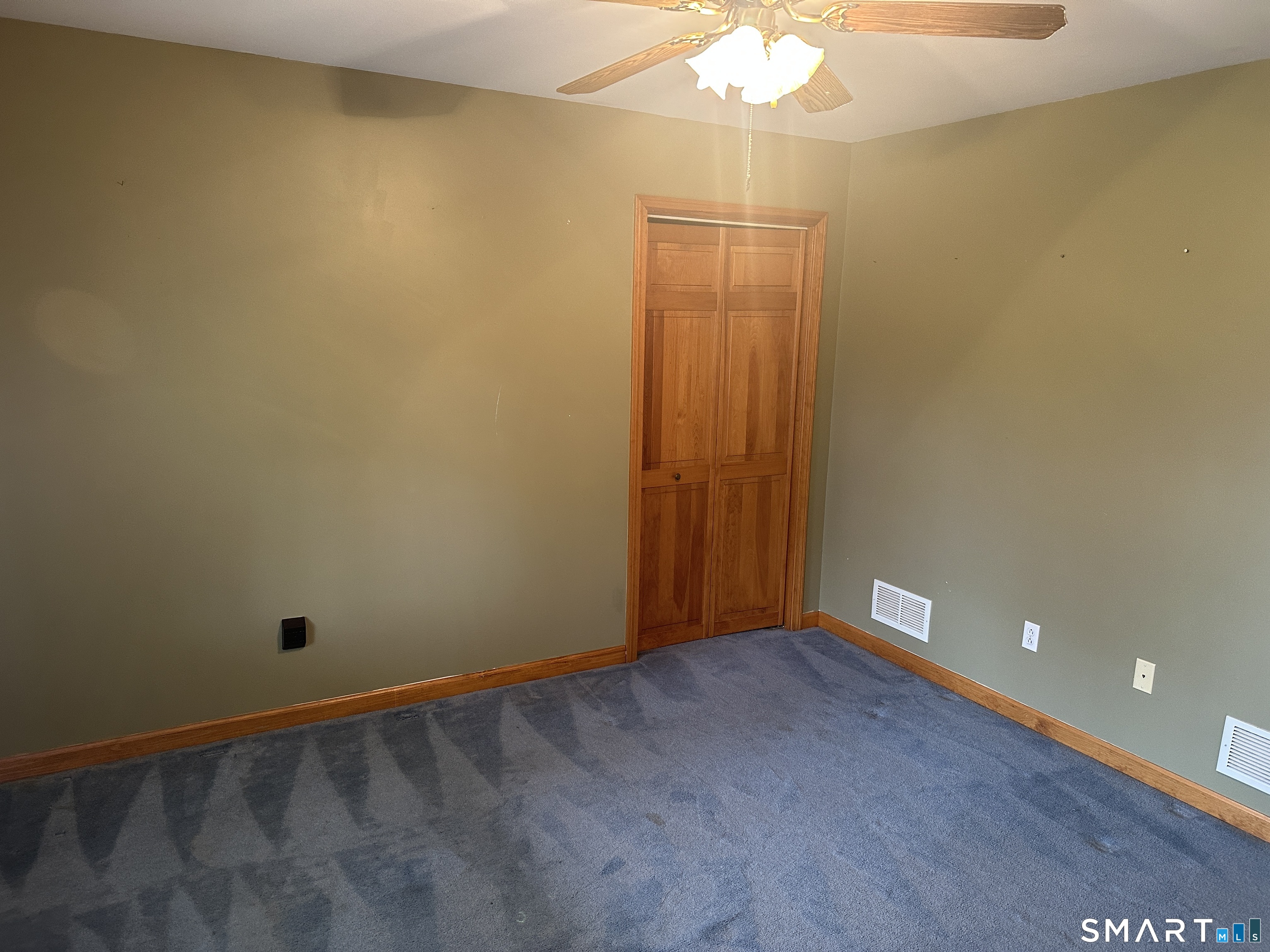 181 North Chestnut Hill Road Killingworth, CT 06419 - Photo 12 of 26 an empty room with a empty space and a window