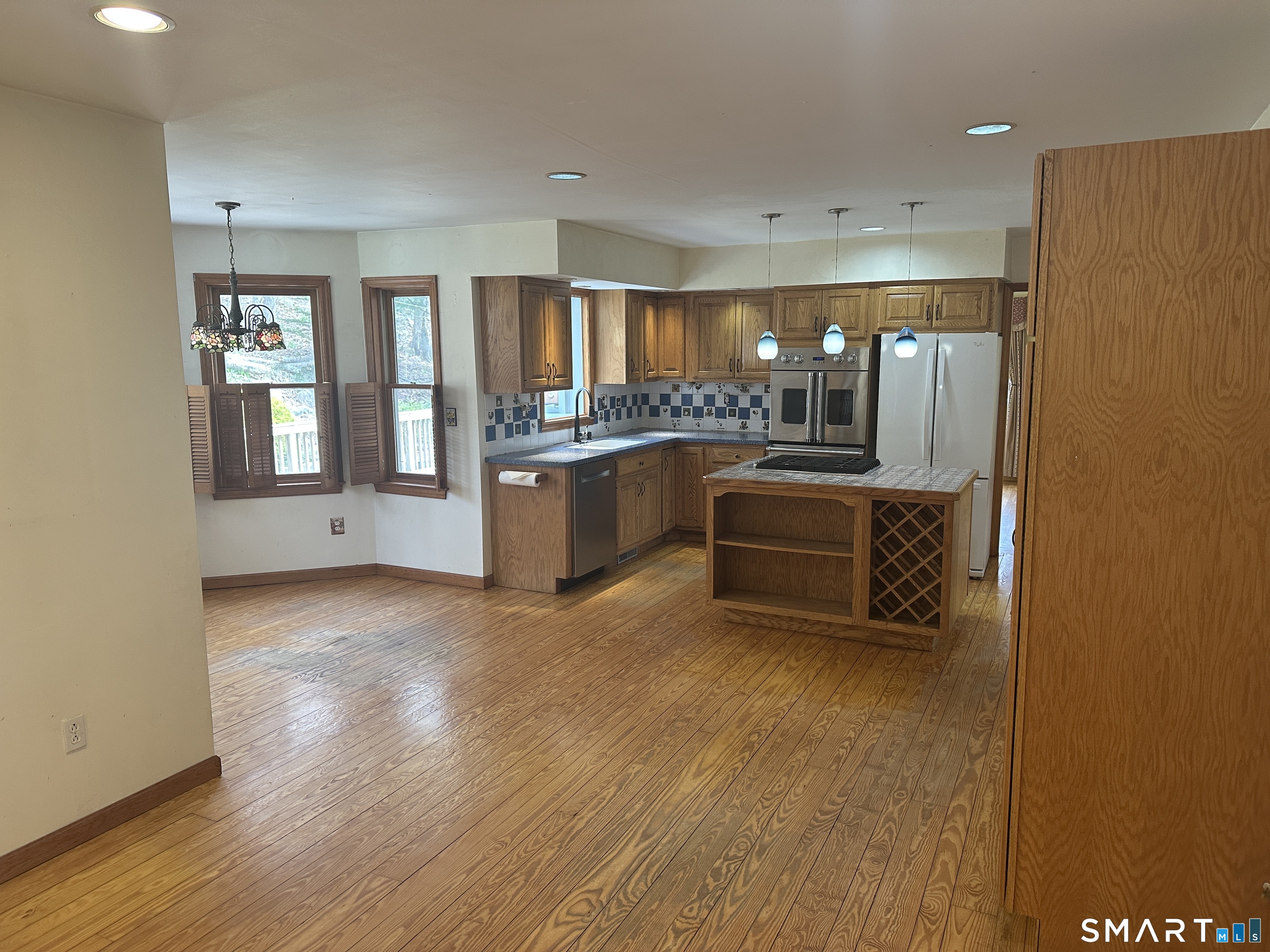 181 North Chestnut Hill Road Killingworth, CT 06419 - Photo 20 of 26 a kitchen with stainless steel appliances a refrigerator and a stove top oven