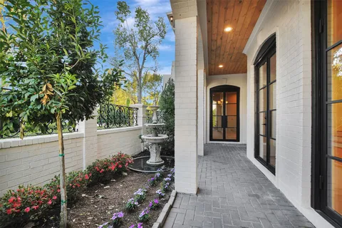 $2,000,000 | 74 Briar Hollow Lane, Houston, TX 77027