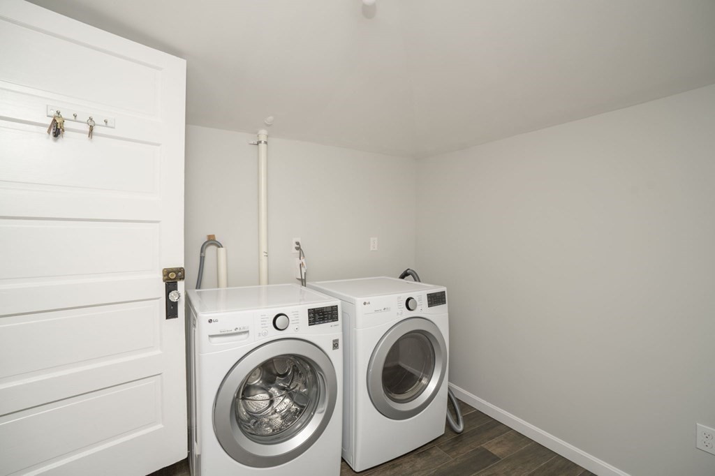 10 R Poquanticut Avenue Easton, MA 02375 - Photo 37 of 38 a utility room with dryer and washer