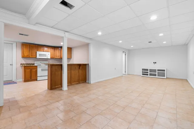 $630,000 | 3620 Charter Place, Ann Arbor, MI 48105