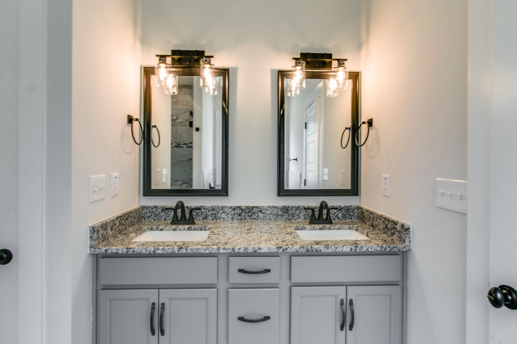 259 Harrowgate Drive Clarksville, TN 37043 - Photo 18 of 39 a bathroom with double sink and a mirror