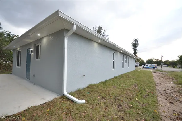 a view of a house with a backyard