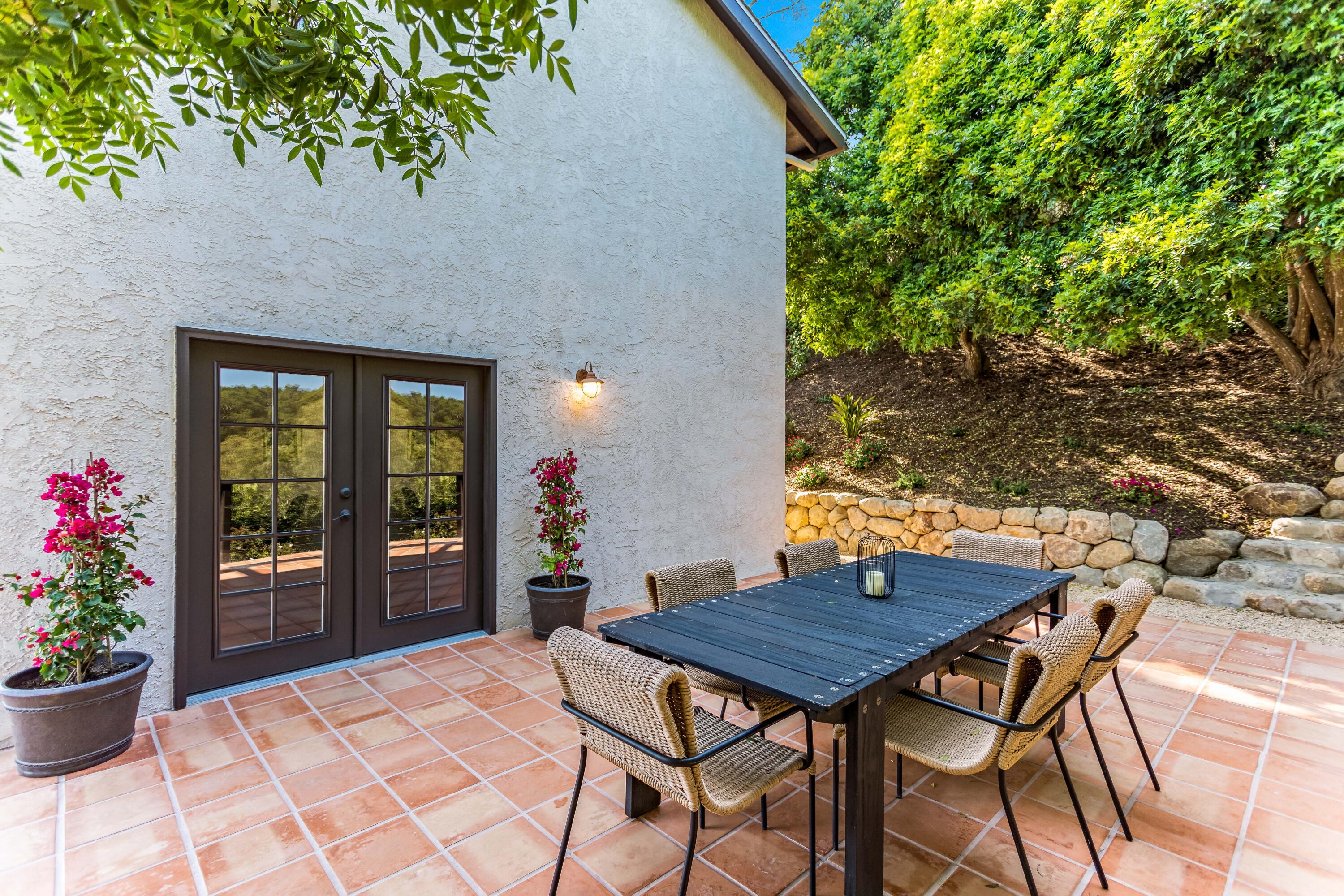 853 Fellowship Road Santa Barbara, CA 93109 - Photo 8 of 34 a view of a tables and chairs in patio