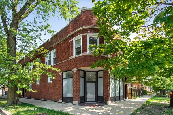 $3,300 | 2959 North Springfield Avenue, Unit 2F, Chicago, IL 60618