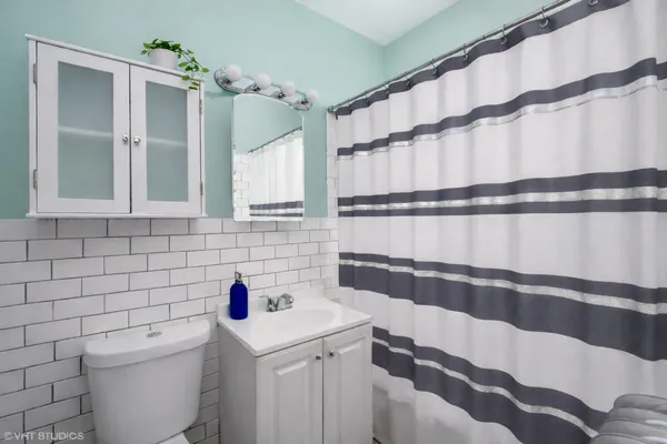 $3,300 | 2959 North Springfield Avenue, Unit 2F, Chicago, IL 60618