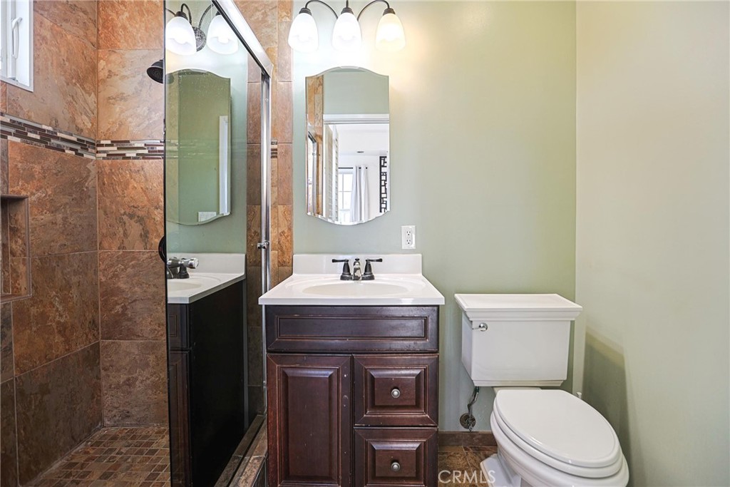 1014 Sheffield Street Santa Ana, CA 92703 - Photo 14 of 18 Masterbath with dual showerheads