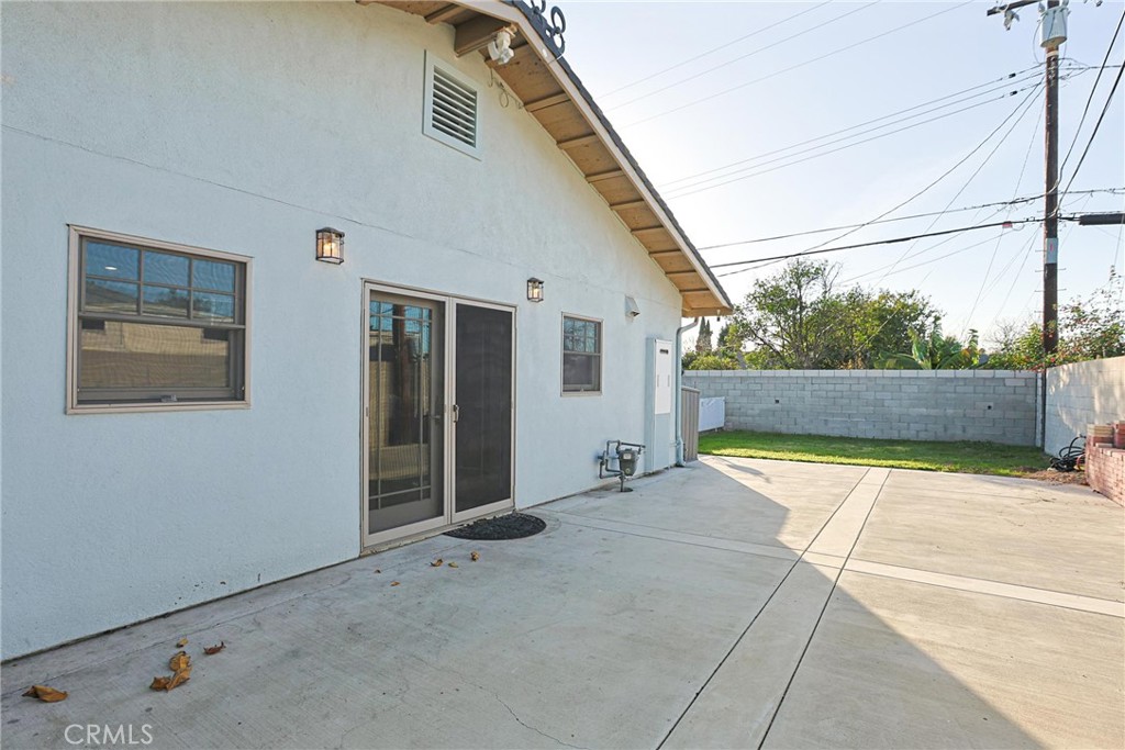 1014 Sheffield Street Santa Ana, CA 92703 - Photo 16 of 18 Right side yard with sliding door to living room