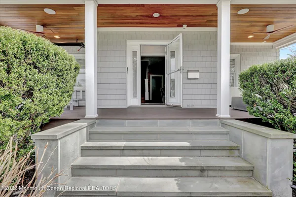a view of entryway with a front door